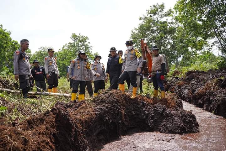 Satgas Polres Bengkalis Membantu Pemadaman Karhutla di wilayah Dumai